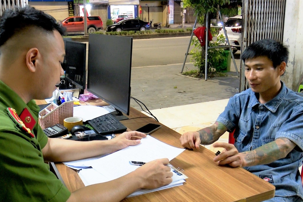 Lái xe Đặng Văn Hưng làm việc với cơ quan công an - Ảnh: Báo Dân trí