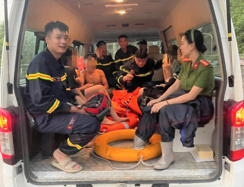 Lực lượng Công an tỉnh Hòa Bình cứu hộ thành công 11 học sinh tại khu vực nguy hiểm, đưa về an toàn - Ảnh: Báo Dân trí