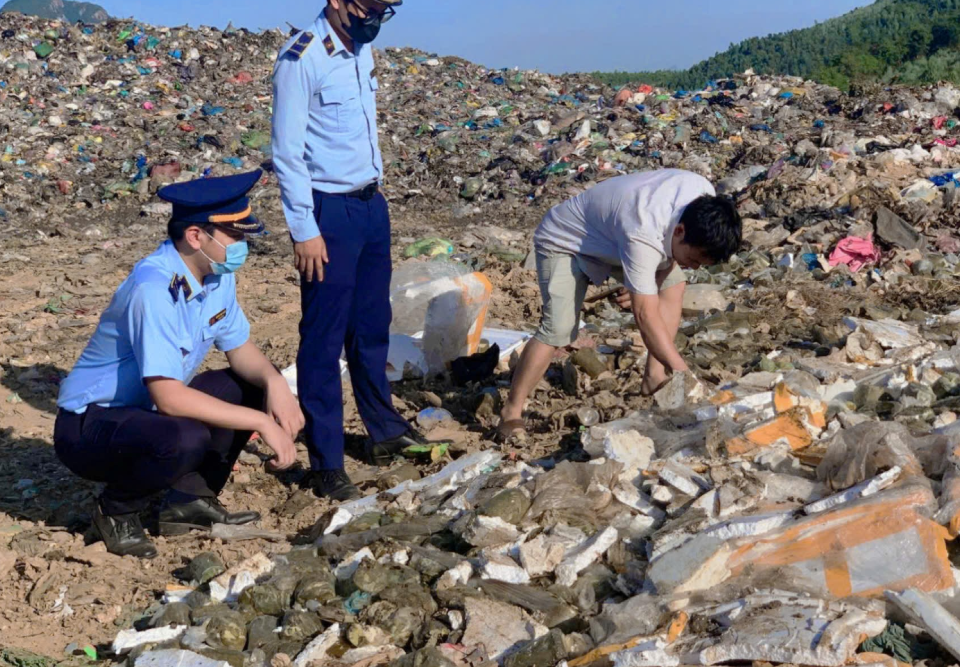  Giám sát quá trình tiêu hủy dưới sự chứng kiến của lực lượng chức năng và người vi phạm - Ảnh: Bộ Công Thương