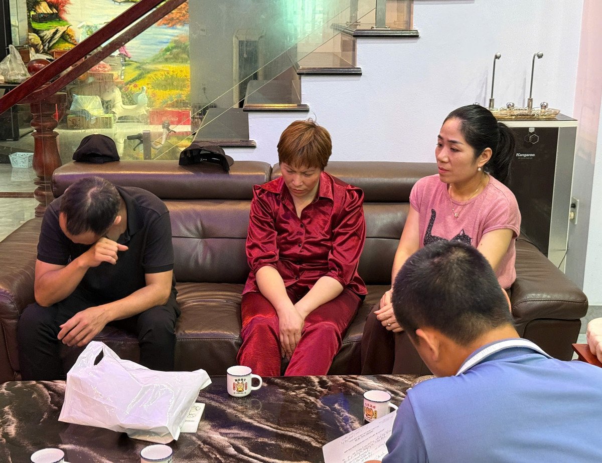 Trần Thị Len - đối tượng cầm đầu đường dây ma túy. (áo đỏ)