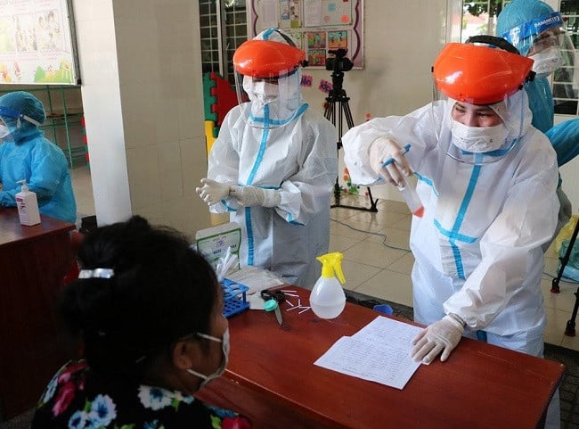Nhân viên y tế tỉnh Bà Rịa - Vũng Tàu lấy mẫu xét nghiệm Covid-19 cho người dân hồi cuối tháng 6/2021 - Ảnh: VietNamNet