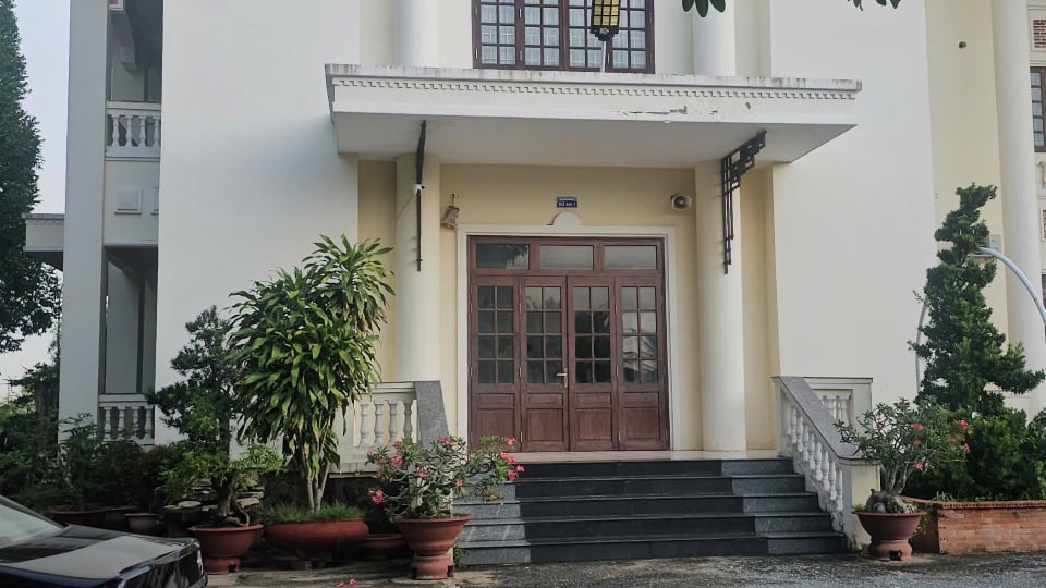 Nơi xét xử Lê Tùng Vân về tội Loạn luân đóng chặt cửa, an ninh thắt chặt - Ảnh: Báo Lao Động