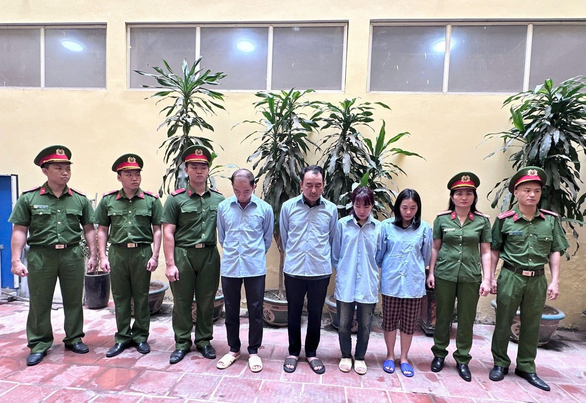 Các bị can tại cơ quan Công an.