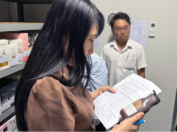 Đoàn kiểm tra kiểm tra các sản phẩm dầu gội Hanayuki trong lô bị thu hồi - Ảnh: VietNamNet