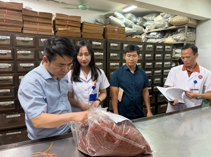  Đoàn kiểm tra của Bộ Y tế kiểm tra tại Bệnh viện đa khoa y học cổ truyền Hà Nội - Ảnh: Báo Người Lao Động
