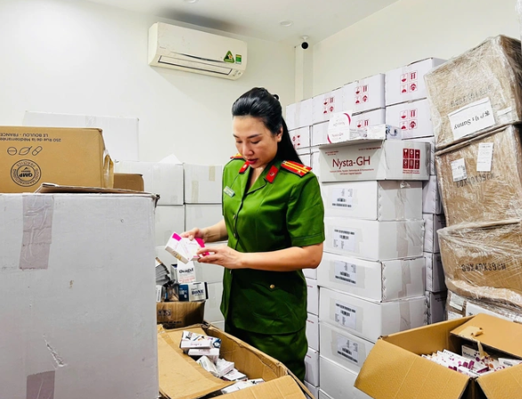 Công an kiểm tra kho hàng của vợ chồng Tiến - Ảnh: Báo Người Lao Động