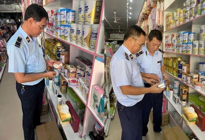  Lực lượng chức năng kiểm tra thực phẩm - Ảnh: Báo Lao Động