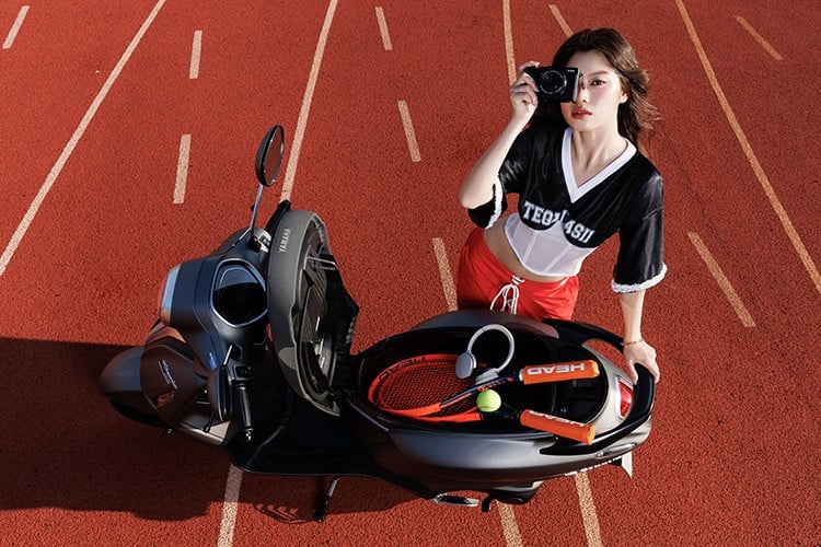 Cốp xe Yamaha Grande dung tích 27L có trang bị đèn LED tiện lợi.