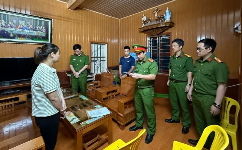 Cơ quan CSĐT Công an tỉnh Nam Định thi hành lệnh khám xét khẩn cấp chỗ ở đối với Trần Thị Diệu - kế toán Công ty CP đầu tư và phát triển Đại Phúc Nam Định.