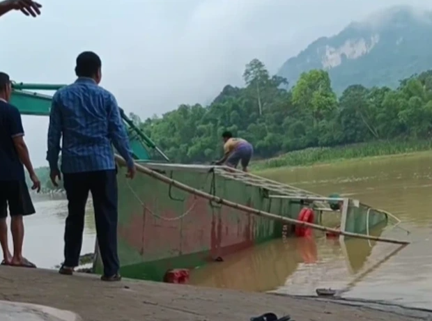 Chiếc đò sắt bị lật trên sông Mã - Ảnh: Báo Thanh Niên