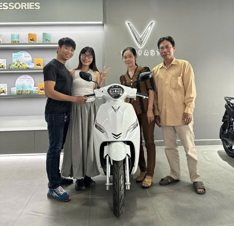 Anh Thanh Sơn (áo đen, bên trái) mua Feliz S để thay thế Honda SH.