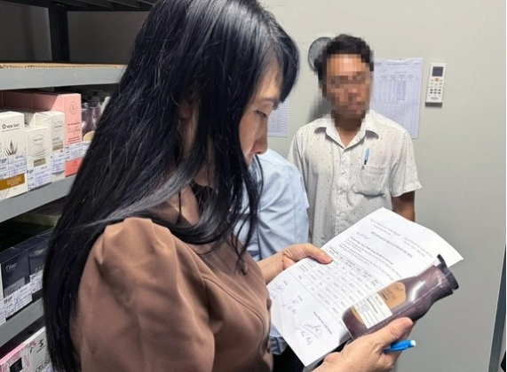 Kiểm tra các sản phẩm tại Công ty CP Nhà máy Y tế EBC Đồng Nai - Ảnh: VietNamNet