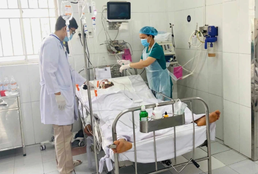 Một bệnh nhân bị bỏng nặng trong vụ cháy - Ảnh: Báo Dân trí