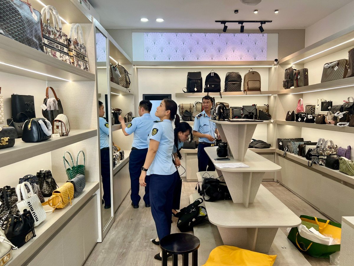 Lực lượng quản lý thị trường kiểm tra tại một cửa hàng chuyên kinh doanh túi xách ở TP Đà Nẵng.