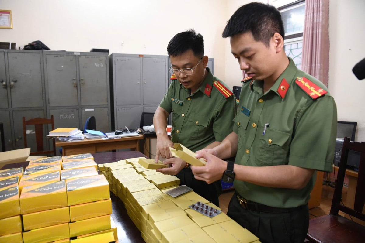 Lực lượng công an thu giữ nhiều tang vật.