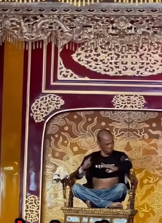 Đối tượng ngồi lên ngai với hành vi không bình thường