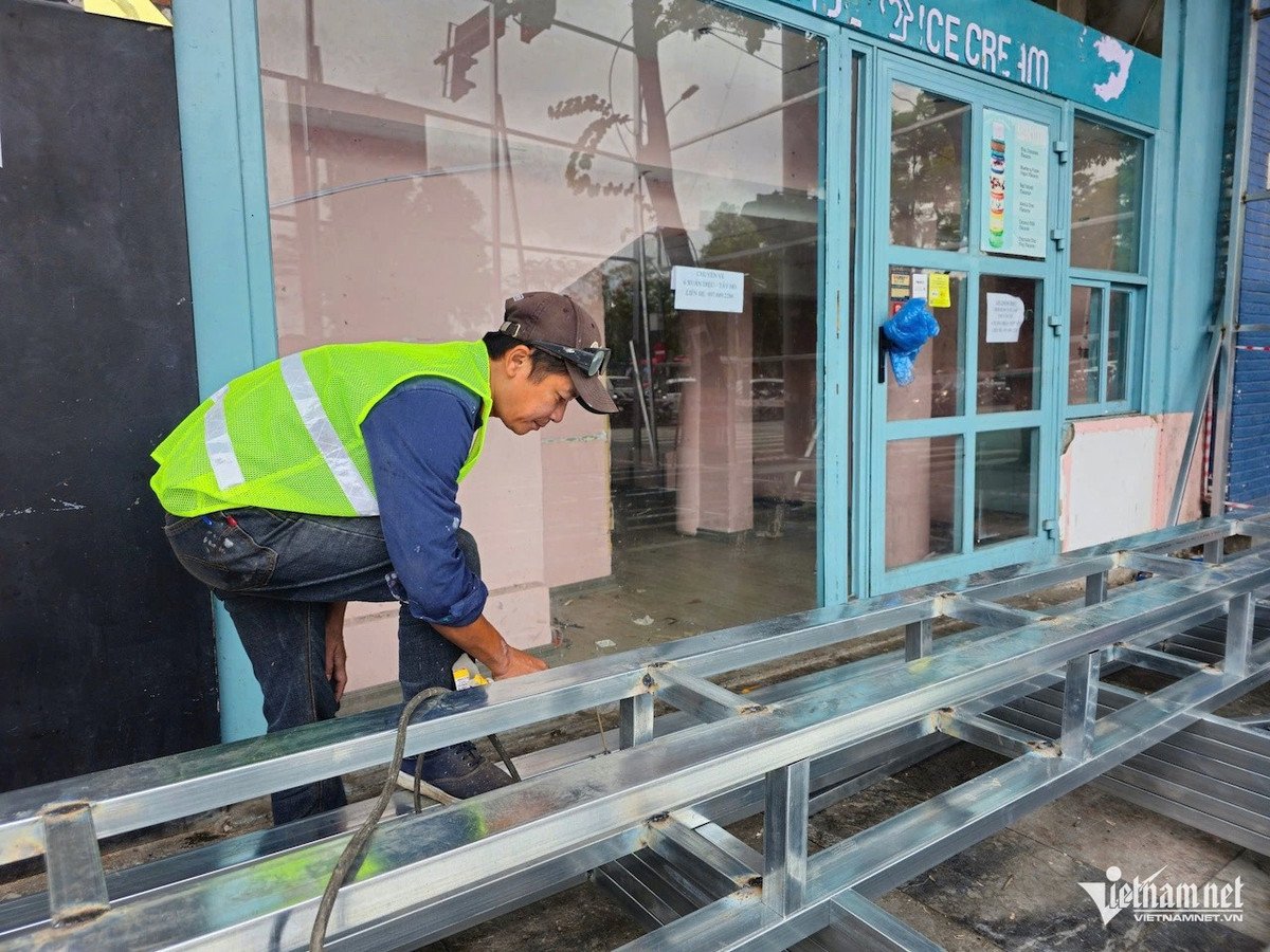 Nhân viên phá dỡ thực hiện nhiệm vụ. Ảnh: Ngọc Anh