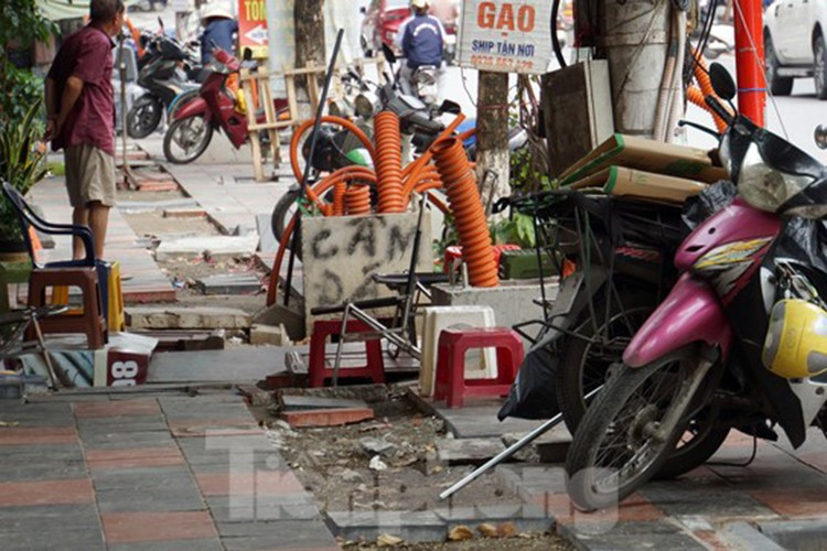 Vỉa hè phố Cầu Đất thi công từ cuối năm 2024 đến giữa năm 2025 vẫn ngổn ngang, nguy cơ chậm tiến độ.