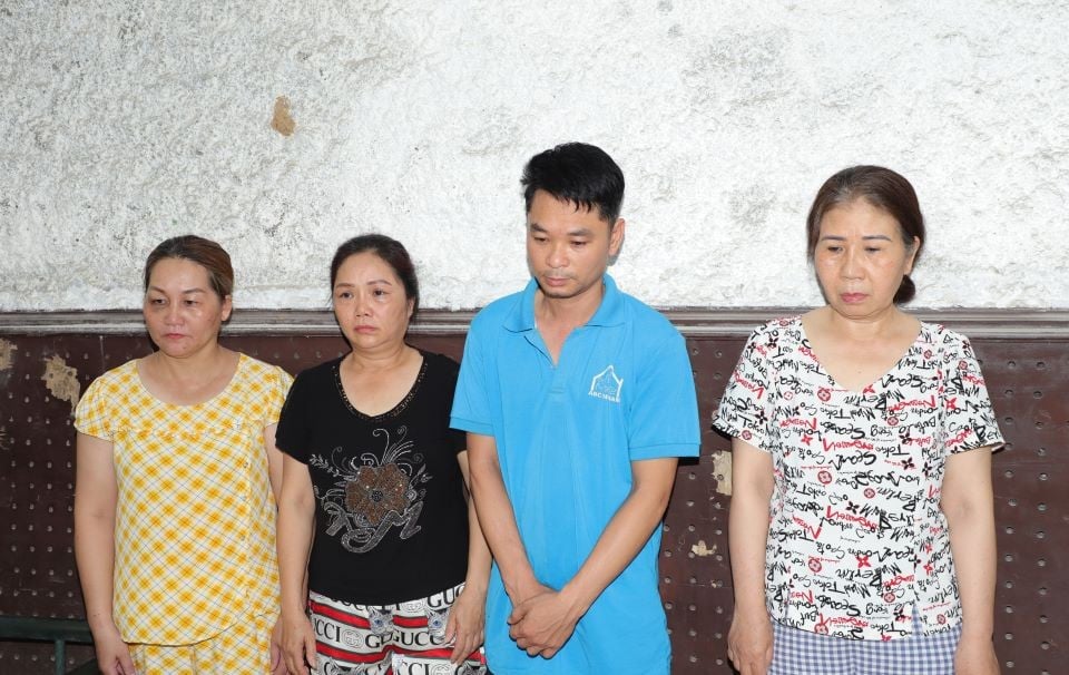 Các đối tượng cùng tang vật.