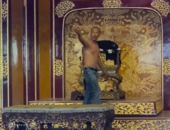  Hồ Văn Phương Tâm ở trần, có biểu hiện bất thường.
