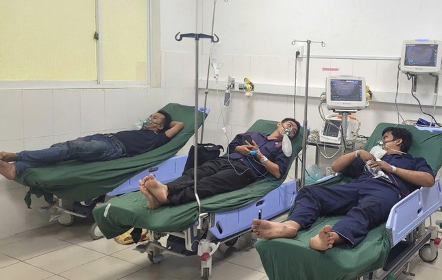 3 công nhân còn lại đã tỉnh táo, đang được điều trị tại khoa cấp cứu. Ảnh: Báo Tiền Phong.