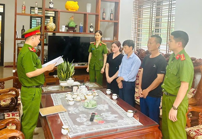 Cơ quan Công an đọc các quyết định tố tụng đối với Lương Thị Hằng - Ảnh: Báo Tiền Phong
