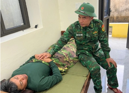 Thuyền viên đầu tiên trên tàu Công Thành 07 được ngư dân tỉnh Hà Tĩnh cứu sống vào sáng nay - Ảnh: Báo Thanh Niên