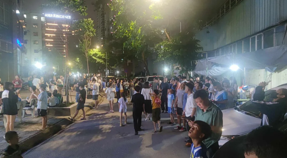 Cán bộ, chiến sĩ thuộc lực lượng Cảnh sát Phòng cháy chữa cháy và Cứu nạn cứu hộ đã có mặt tại hiện trường - Ảnh: VTV News