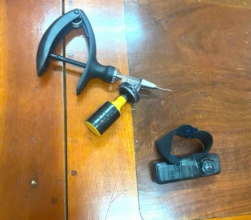 Kim tiêm và camera giấu kín đối tượng dùng để gây án - Ảnh: Báo Lao Động
