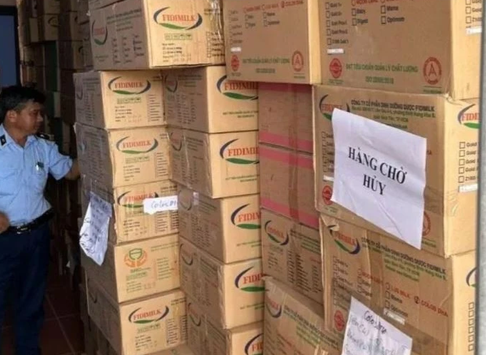 Lực lượng chức năng phát hiện gần 25 tấn sữa bột không rõ nguồn gốc - Ảnh: Báo Tuổi Trẻ