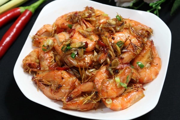 Tôm xào xả ớt. Ảnh amthuc