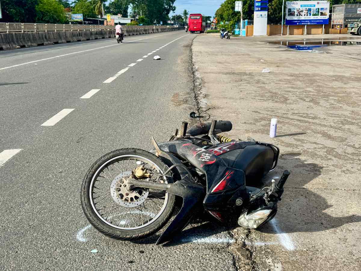 Hiện trường vụ tai nạn khiến nữ công nhân tử vong - Ảnh: Báo Lao Động