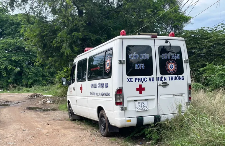 Thi thể cụ bà mất liên lạc được tìm thấy ở khu vực nghĩa trang Bình Hưng Hòa - Ảnh: Báo Pháp luật TP.