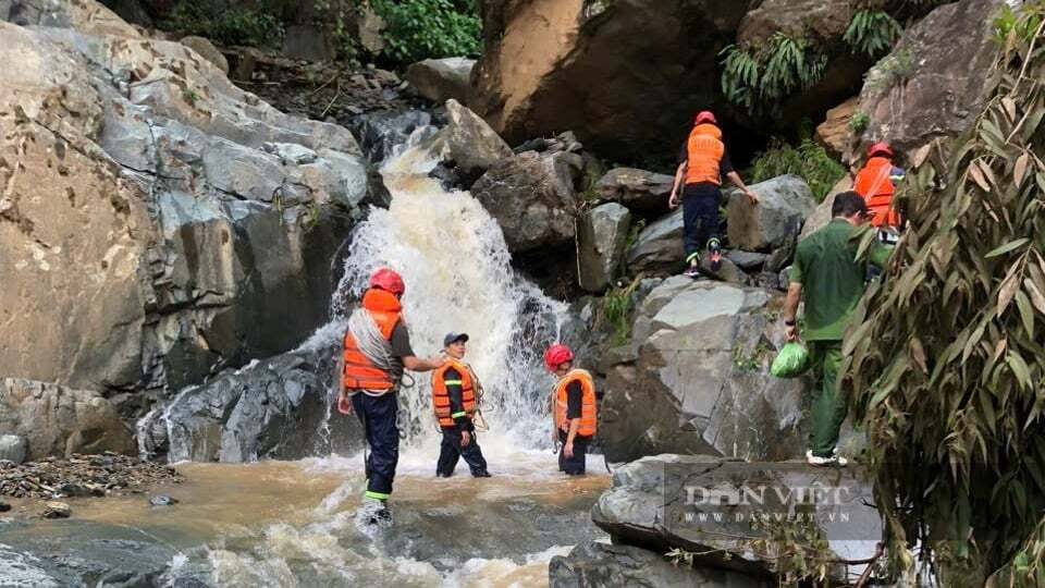  Lực lượng chức năng tiếp tục tìm kiếm thi thể của cháu S.T.C (con gái chị D.). Ảnh: Báo Dân Việt. 