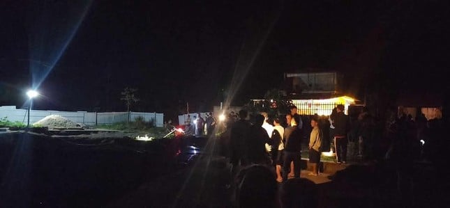 Lực lượng chức năng tìm kiếm người mất tích. Ảnh: Báo Tiền Phong.