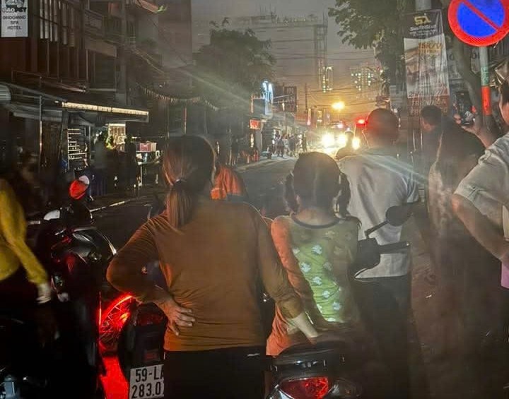 Người dân hiếu kì tập trung tại hiện trường vụ cháy. Ảnh: Báo Lao Động.