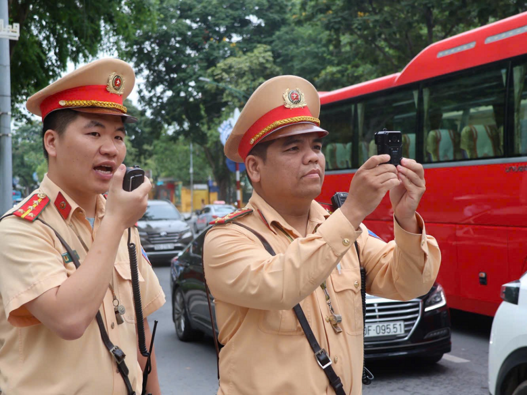  Cán bộ, chiến sỹ sử dụng thiết bị nghiệp vụ để ghi hình vi phạm. Ảnh: Tiến Trạch