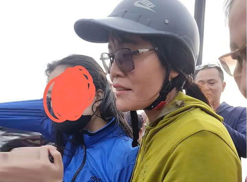 Cô giáo Mai khi cứu được nữ sinh đang chới với dưới dòng nước lên bờ an toàn - Ảnh: VietNamNet