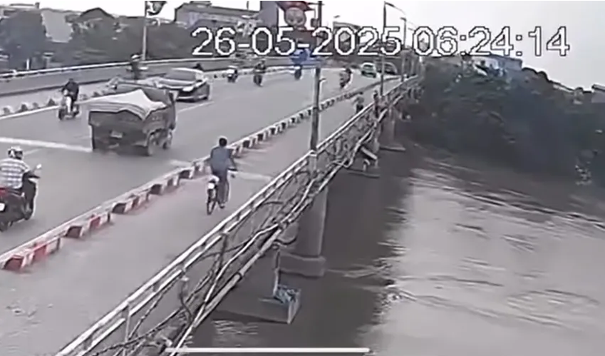 Hình ảnh nữ sinh 18 tuổi nhảy cầu được camera ghi lại vào sáng ngày 26/5 - Ảnh: Báo Pháp Luật TP. Hồ Chí Minh