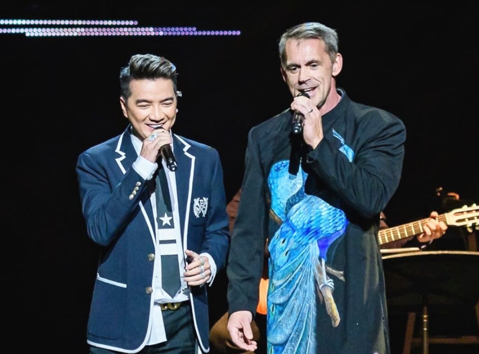 Tỷ phú Gerard Richard Williams từng song ca ca khúc này với Đàm Vĩnh Hưng trên sân khấu.