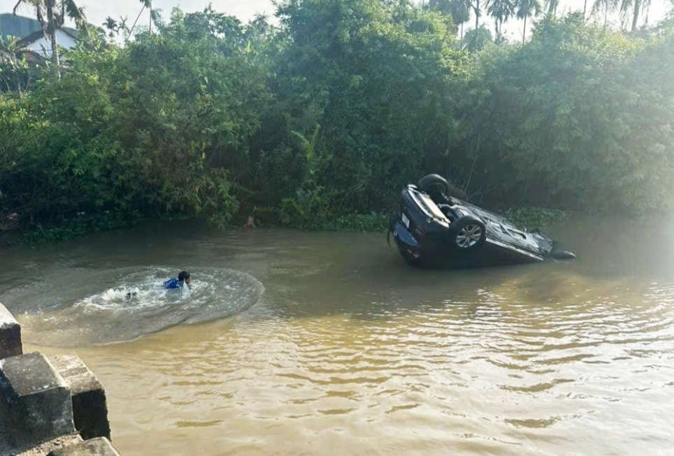 Người dân lao xuống sông cứu ông V. và cháu bé - Ảnh: Báo Dân trí