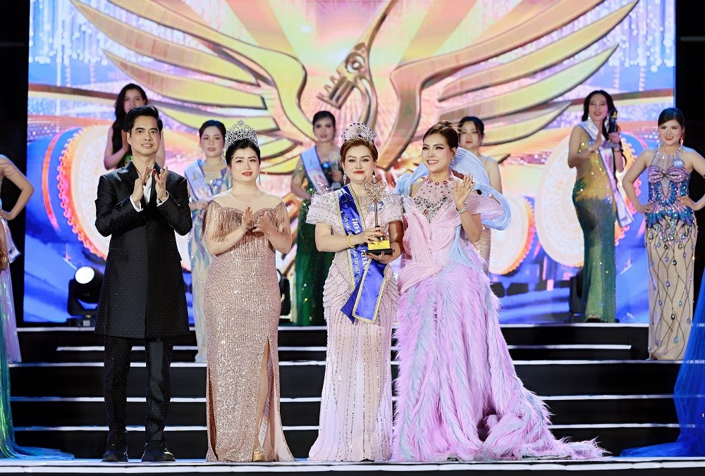 Chủ tịch Miss Vietnam Business Đặng Gia Bena – Cố vấn cấp cao cuộc thi và Trưởng Ban giám khảo – danh ca Ngọc Sơn trao danh hiệu Hoa hậu Nhân ái cho Nguyễn Thị Kim Ngọc. Ảnh: Team Bình Nguyễn