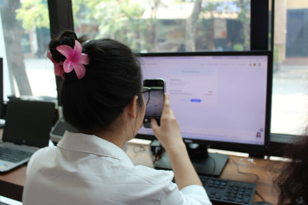 Người dân gửi phản ánh, kiến nghị về những bất cập trong việc hoàn thiện thủ tục hành chính qua số điện thoại 0768.221.221. Ảnh: Mộc Miên