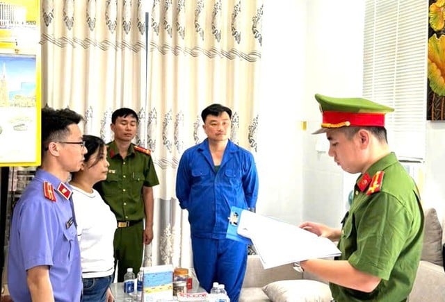 Cơ quan công an thi hành quyết định khởi tố bị can đối với ông Nguyễn Thành Dân, Chủ tịch UBND phường Trảng Dài, TP. Biên Hòa. Ảnh Công an tỉnh Đồng Nai