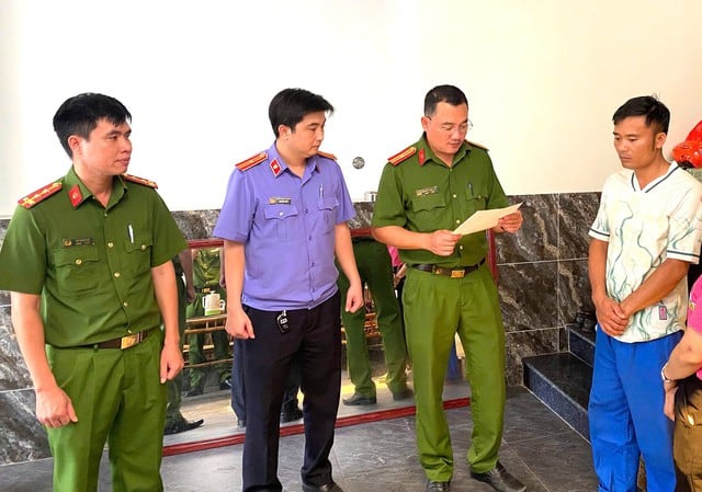 Cơ quan công an thi hành lệnh khám xét nhà đối tượng Trần Đình Hoài