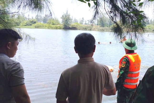 Lực lượng chức năng phối hợp người dân địa phương tổ chức tìm kiếm, cứu nạn cứu hộ nạn nhân bị chìm thuyền - Ảnh: Báo Tiền Phong