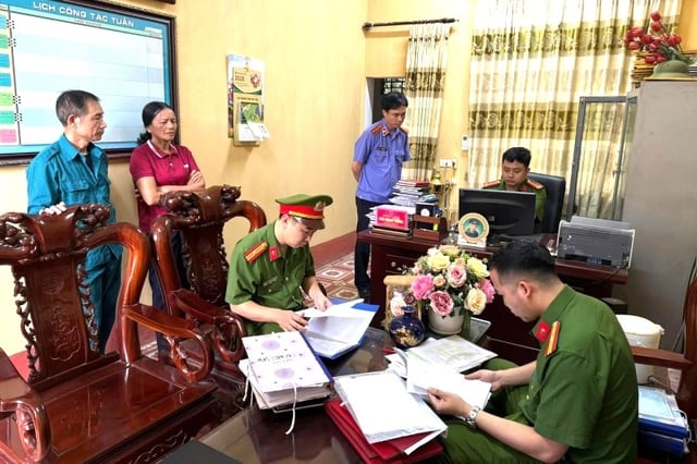 Kiểm sát viên kiểm sát việc khám xét nơi làm việc đối với Văn Mạnh Thắng.