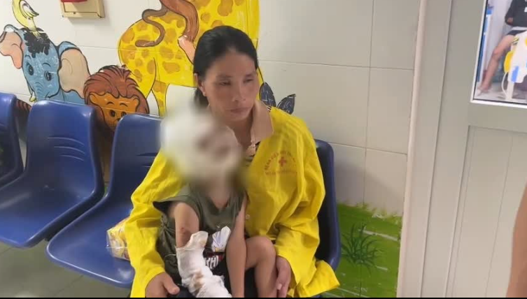 Hai cháu D. và T. A. đang được các Bác sĩ Bệnh viện Nhi Thanh Hóa điều trị tích cực - Ảnh: Báo Công lý