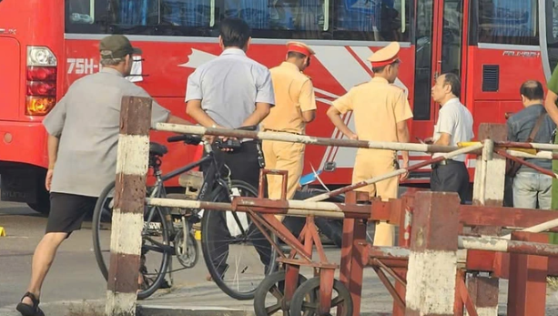 Hiện trường vụ tai nạn giao thông khiến 2 mẹ con tử vong, 2 người con khác bị thương - Ảnh: Báo Người Lao Động