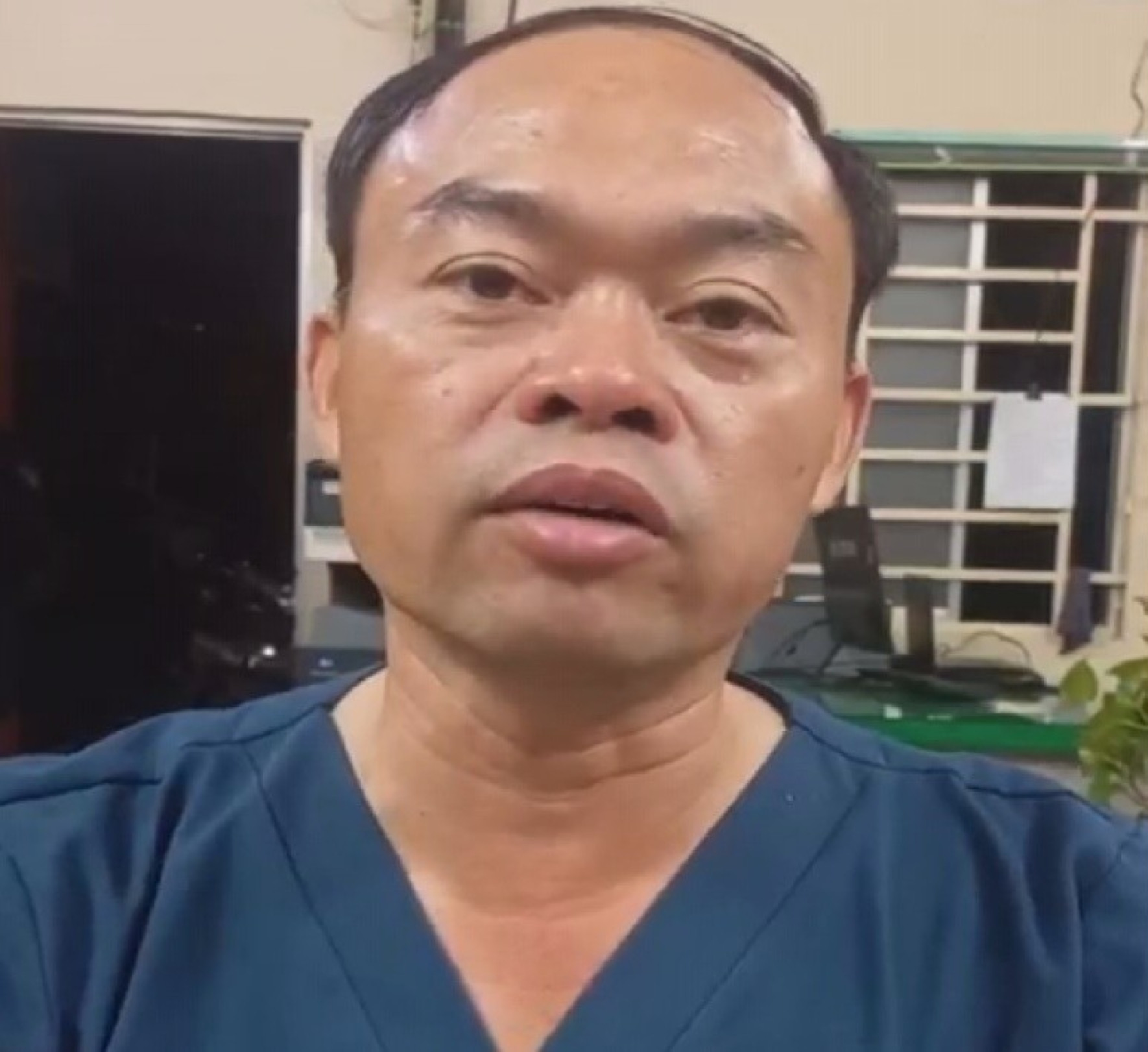 Do mâu thuẫn cá nhân nên chiều ngày 23/5, Hiền đã bỏ 2 con dao trong balo đi đến phòng khám nơi bác sĩ H đang làm việc rồi yêu cầu mọi người ra khỏi phòng - Ảnh: Pháp luật TP.HCM